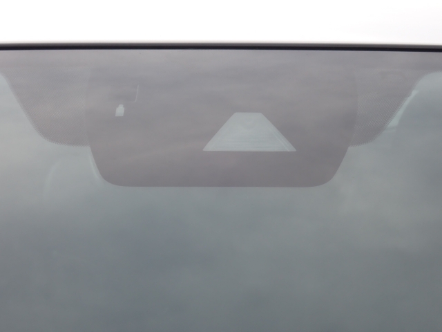 �t�����g�J�����őO���̎ԗ�����s�ғ������m�B�Փ˂������Ȏ��͏Փˉ���y���u���[�L���쓮�A�Փˉ�����T�|�[�g�B