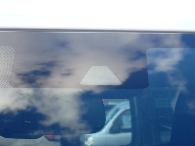 �t�����g�J�����őO���̎ԗ�����s�ғ������m�B�Փ˂������Ȏ��͏Փˉ���y���u���[�L���쓮�A�Փˉ�����T�|�[�g�B