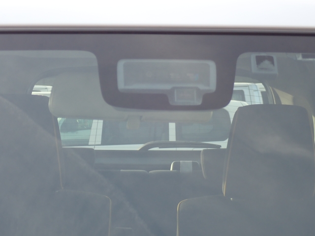 �t�����g�J�����őO���̎ԗ�����s�ғ������m�B�Փ˂������Ȏ��͏Փˉ���y���u���[�L���쓮�A�Փˉ�����T�|�[�g�B