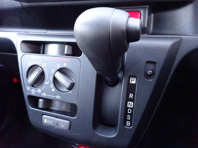 �e�푀��X�C�b�`������̊m�F���[�ԑO�ɓ_�������Ē����܂��B