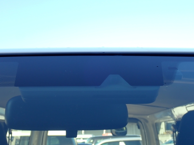 �t�����g�J�����őO���̎ԗ�����s�ғ������m�B�Փ˂������Ȏ��͏Փˉ���y���u���[�L���쓮�A�Փˉ�����T�|�[�g�B