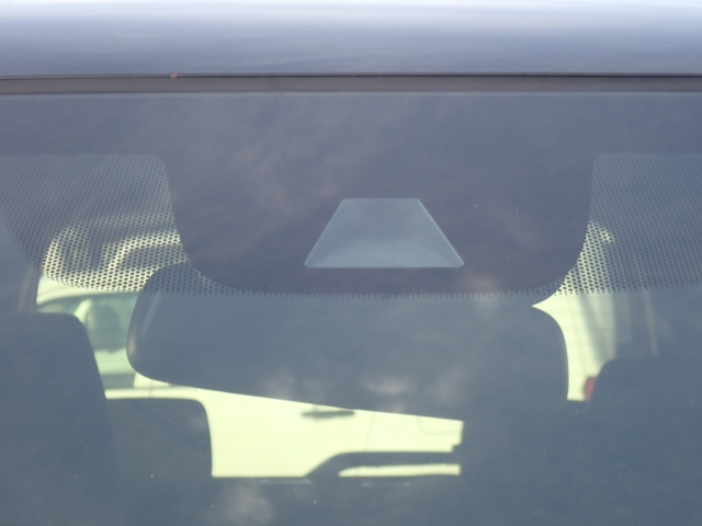 �t�����g�J�����őO���̎ԗ�����s�ғ������m�B�Փ˂������Ȏ��͏Փˉ���y���u���[�L���쓮�A�Փˉ�����T�|�[�g�B