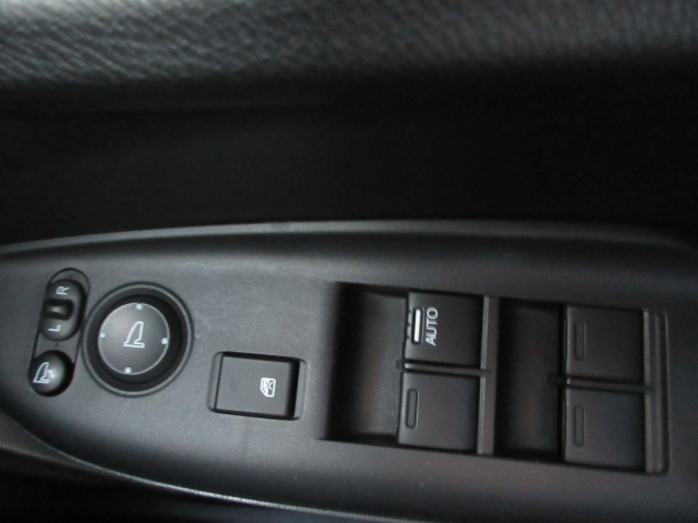 �p���[�E�B���h�E�͉^�]�Ȃ̃X�C�b�`�̂݃I�[�g�@�\����������Ă���܂��B�E�B���h�E���b�N����������Ă��܂��B