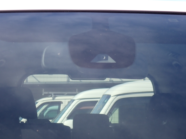 �t�����g�J�����őO���̎ԗ�����s�ғ������m�B�Փ˂������Ȏ��͏Փˉ���y���u���[�L���쓮�A�Փˉ�����T�|�[�g�B