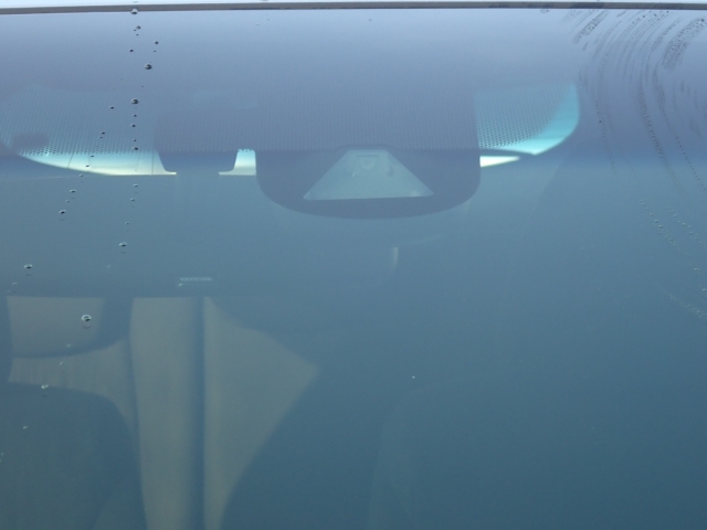 �t�����g�J�����őO���̎ԗ�����s�ғ������m�B�Փ˂������Ȏ��͏Փˉ���y���u���[�L���쓮�A�Փˉ�����T�|�[�g�B