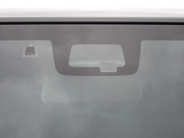 �t�����g�J�����őO���̎ԗ�����s�ғ������m�B�Փ˂������Ȏ��͏Փˉ���y���u���[�L���쓮�A�Փˉ�����T�|�[�g�B