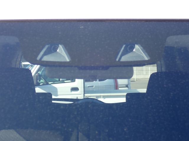 �t�����g�J�����őO���̎ԗ�����s�ғ������m�B�Փ˂������Ȏ��͏Փˉ���y���u���[�L���쓮�A�Փˉ�����T�|�[�g�B