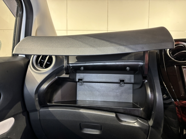 ��e�ʂ̃O���[�u�{�b�N�X��A��������Ȃǂ̎��[���[�����Ă��܂��B