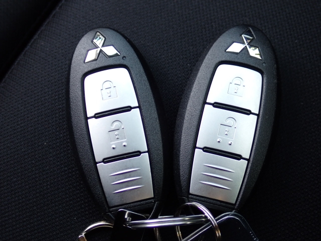 �X�}�[�g�L�[�����I�L�[���|�P�b�g��o�b�O�ɓ��ꂽ�܂܁A�h�A���b�N�̊J���E�{���E�G���W���n�����\�ł��B