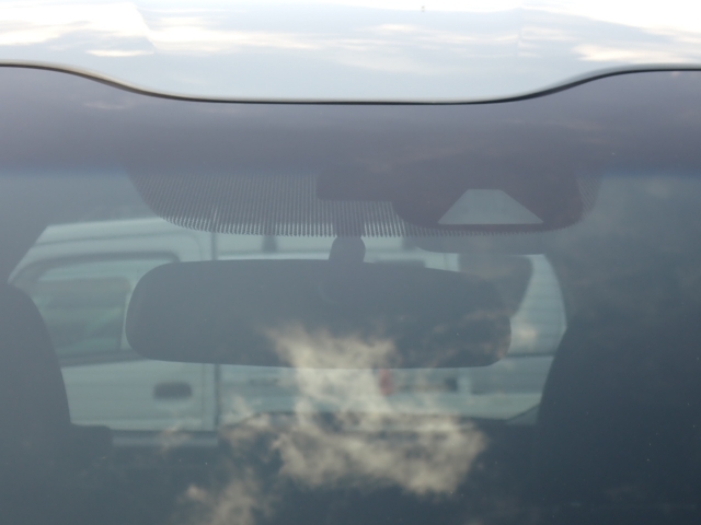 �t�����g�J�����őO���̎ԗ�����s�ғ������m�B�Փ˂������Ȏ��͏Փˉ���y���u���[�L���쓮�A�Փˉ�����T�|�[�g�B