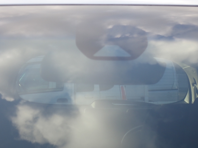 �t�����g�J�����őO���̎ԗ�����s�ғ������m�B�Փ˂������Ȏ��͏Փˉ���y���u���[�L���쓮�A�Փˉ�����T�|�[�g�B