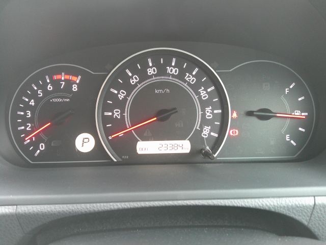 �R�ɕ����ꂽ���[�^�[�p�l���͋@�\���Ƃɕ�����Ă���̂ŁA�Ԃ̏󋵂����f���₷���A���₷���f�U�C���ƂȂ��Ă���܂��B