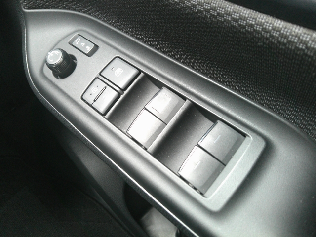 �p���[�E�B���h�E�͉^�]�Ȃ̃X�C�b�`�̂݃I�[�g�@�\����������Ă���܂��B�E�B���h�E���b�N����������Ă���̂ŁA���q�l�ƈꏏ�̎������S�ł��ˁB