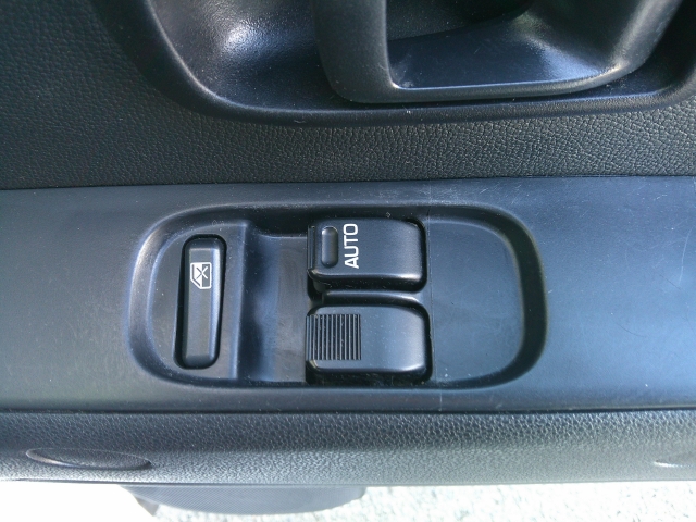 �p���[�E�B���h�E�͉^�]�Ȃ̃X�C�b�`�̂݃I�[�g�@�\����������Ă���܂��B�E�B���h�E���b�N����������Ă��܂��B