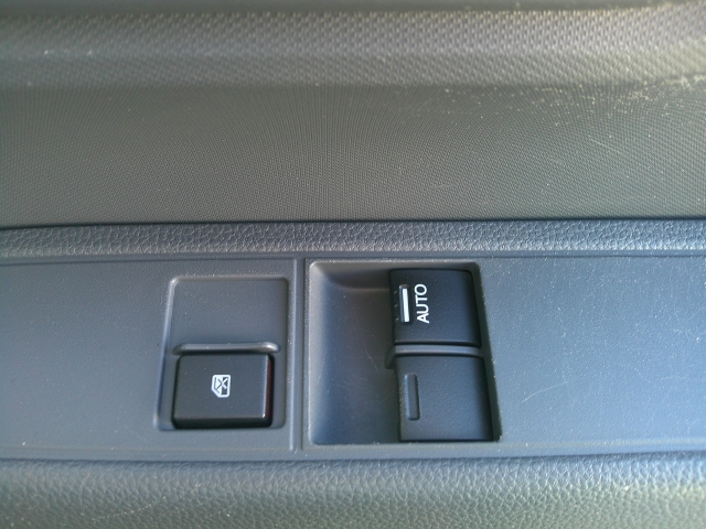 �p���[�E�B���h�E�͉^�]�Ȃ̃X�C�b�`�̂݃I�[�g�@�\����������Ă���܂��B�E�B���h�E���b�N����������Ă��܂��B