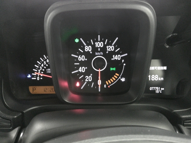 �R�ɕ����ꂽ���[�^�[�p�l���͋@�\���Ƃɕ�����Ă���̂ŁA�Ԃ̏󋵂����f���₷���A���₷���f�U�C���ƂȂ��Ă���܂��B