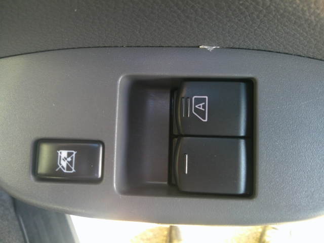 �p���[�E�B���h�E�͉^�]�Ȃ̃X�C�b�`�̂݃I�[�g�@�\����������Ă���܂��B�E�B���h�E���b�N����������Ă��܂��B