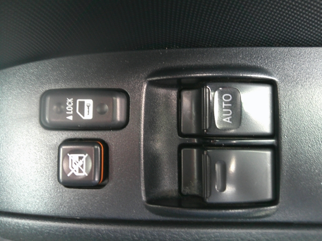 �p���[�E�B���h�E�͉^�]�Ȃ̃X�C�b�`�̂݃I�[�g�@�\����������Ă���܂��B�E�B���h�E���b�N����������Ă��܂��B