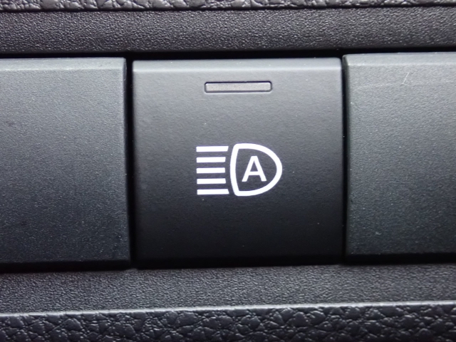 �Ό��Ԃ̃w�b�h�����v�ȂǑO���̖��邳�����m���A�n�C�r�[���ƃ��[�r�[��������킸��킹�邱�ƂȂ������Ő؂�ւ��܂��B��s�Ԃ�Ό��ԂȂǂ����Ȃ����ɂ̓n�C�r�[���֐؂�ւ��A�����܂Ō��ʂ����m�ۂ����S������