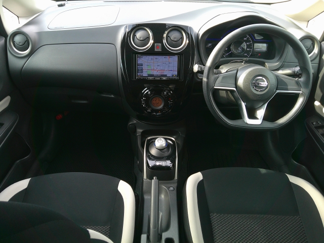 ���O���̐��|�E�K���X�n�{�f�B�R�[�e�B���O��CAR�N���[�j���O���Ǝ҂��{�H�������܂��̂ő�ϐ����B�I���b�N�X�����Ԃł݂͂Ȃ��܂ɉ��K�ȃh���C�u�����񑩁B