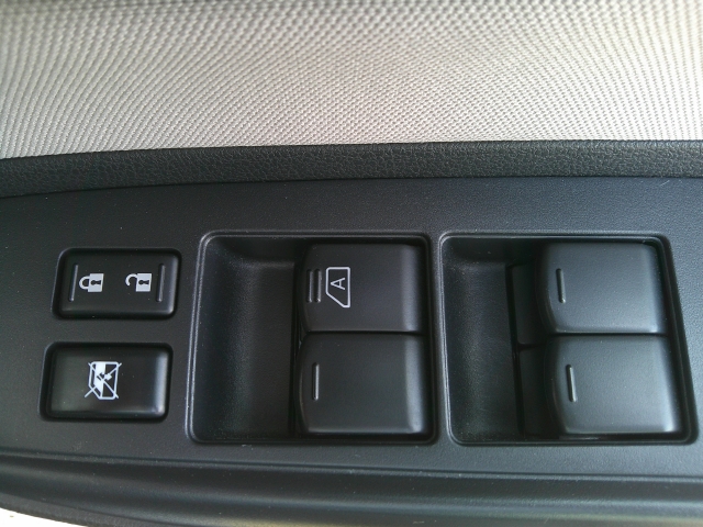 �p���[�E�B���h�E�͉^�]�Ȃ̃X�C�b�`�̂݃I�[�g�@�\����������Ă���܂��B�E�B���h�E���b�N����������Ă���̂ŁA���q�l�ƈꏏ�̎������S�ł��ˁB