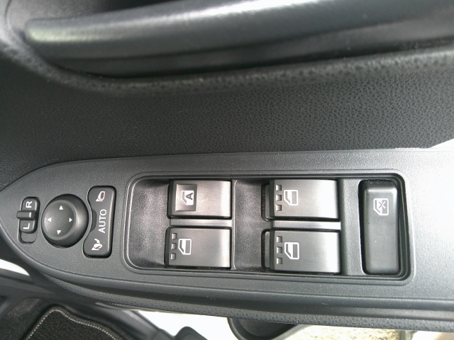 �p���[�E�B���h�E�͉^�]�Ȃ̃X�C�b�`�̂݃I�[�g�@�\����������Ă���܂��B�E�B���h�E���b�N����������Ă��܂��B