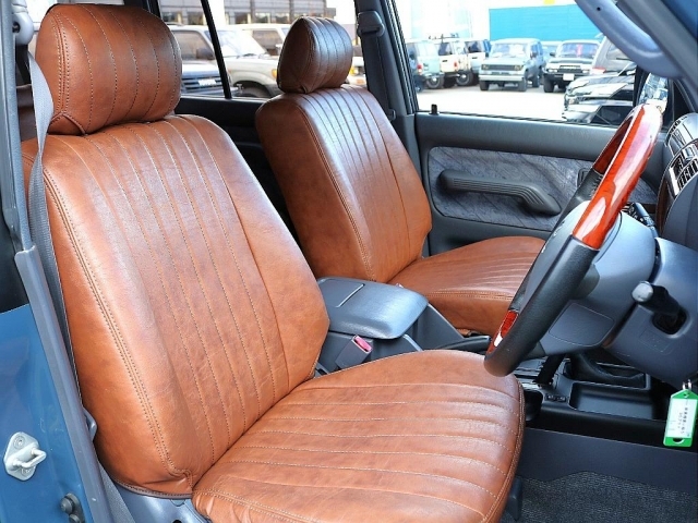 �O���[�����Ƀu���E���̃V�[�g�J�o�[�������Q�ł�...