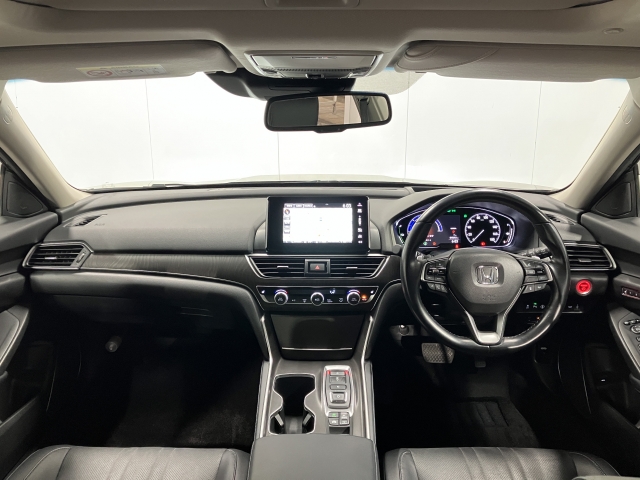 �h���C�o�[���ݍ��ނ悤�ɁA�f�B�X�v���[��X�C�b�`�A�R���\�[�����z�u����Ă��܂����������u�Ԃ���^�]�ւ̊��҂��I��Ԃ��̂��̂̐S�n�悳�ɂ�������Ă��܂���