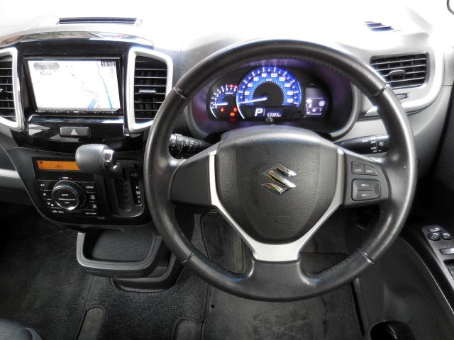 �K���X���傫���đO�����₷�����삪�L����ł��B�e��X�C�b�`��������₷���āA�ǂȂ��ł��^�]���₷��1��ƂȂ��Ă���܂��B