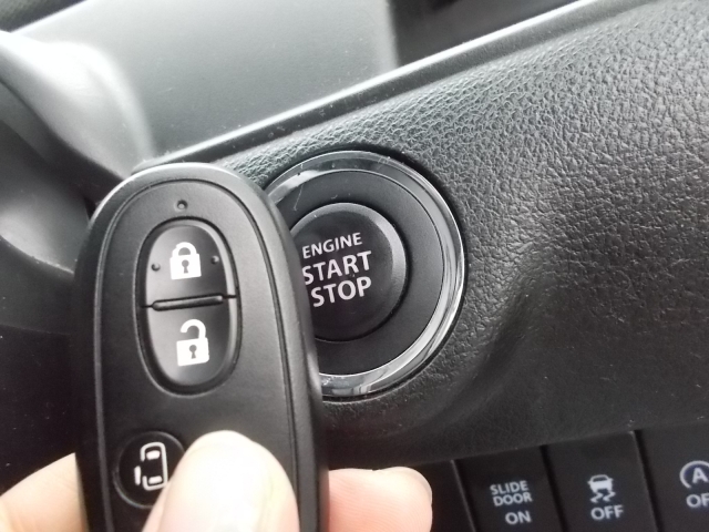 �w��ЂƂŃh�A���b�N�J����G���W���̃I���I�t�܂łł���A�X�}�[�g�L�[���v�b�V���X�^�[�g�B