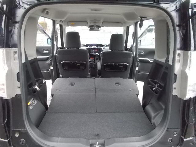 �����V�[�g��|���Ƃ���ɉו����ςݍ��߂܂��B