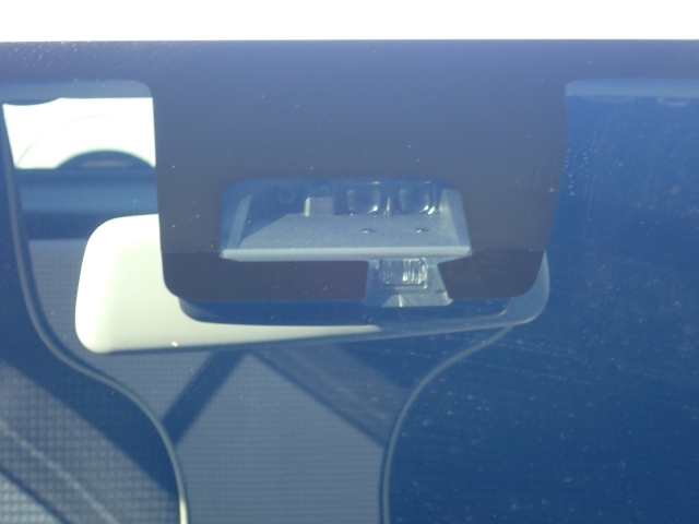 �t�����g�J�����őO���̎ԗ�����s�ғ������m�B�Փ˂������Ȏ��͏Փˉ���y���u���[�L���쓮�A�Փˉ�����T�|�[�g�B