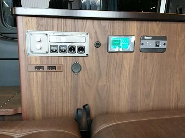 ������A�ԓ��̏Ɩ��X�C�b�`�A�o�b�e���[�c