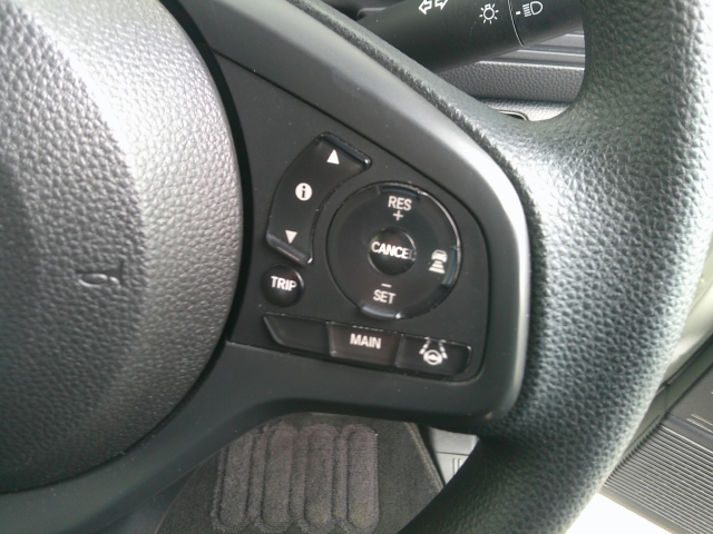 �N���[�Y�R���g���[���𑕔����Ă��܂��̂ŁA�������H�ȂǂŃA�N�Z���y�_���𓥂܂��Ɏԑ������ɕۂ��Ƃ��\�ł�