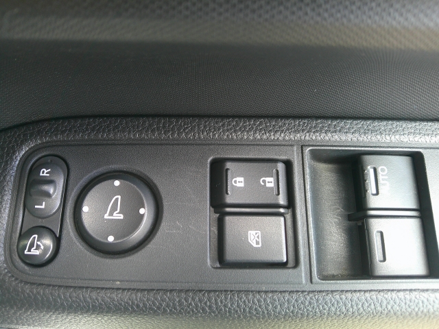 �p���[�E�B���h�E�͉^�]�Ȃ̃X�C�b�`�̂݃I�[�g�@�\����������Ă���܂��B�E�B���h�E���b�N����������Ă��܂��B