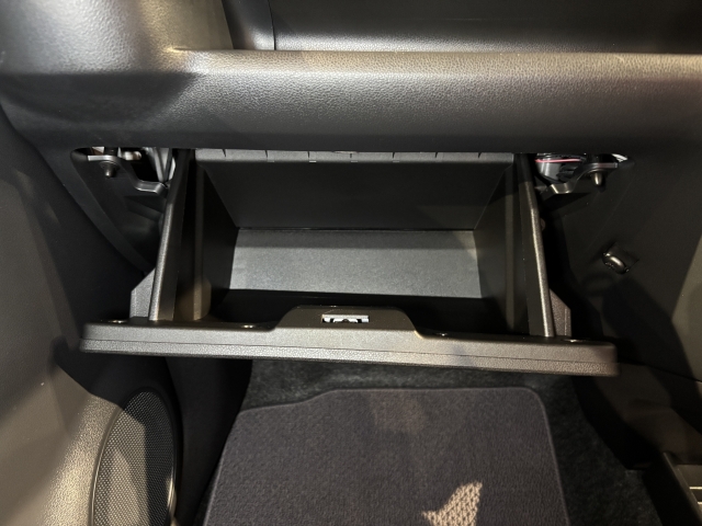 ��e�ʂ̃O���[�u�{�b�N�X��A��������Ȃǂ̎��[���[�����Ă��܂��B