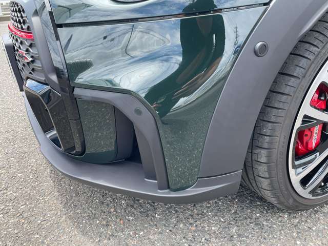 �t�����g�ɂ���Q���Z���T�[�𑕔����Ă���