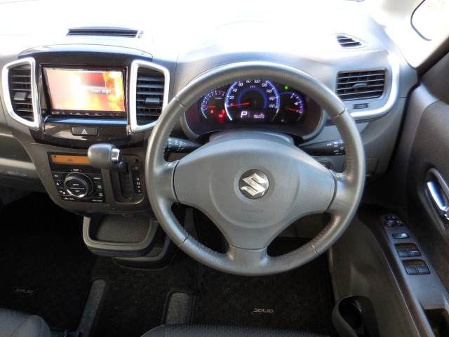 �K���X���傫���A�ƂĂ��^�]���₷��1��ł��B�����͂������A���N����^�]�ɕs����ȕ����A�y�����h���C�u�o���܂����