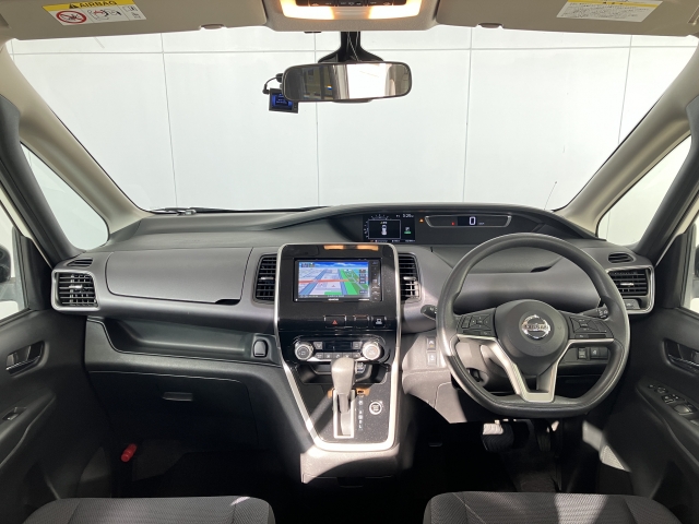 ��i�I�ȃf�U�C���Ƌ@�\�����Z�������C���p�l����B�����ɂ͑��ʃi�r��z�u���A���F�������Q�ł��B�X�C�b�`�ނ̔z�u�������I�Ŏg���₷���A���߂Ẵ~�j�o���Ƃ������ɂ����M�������Ă������߂ł��܂��B