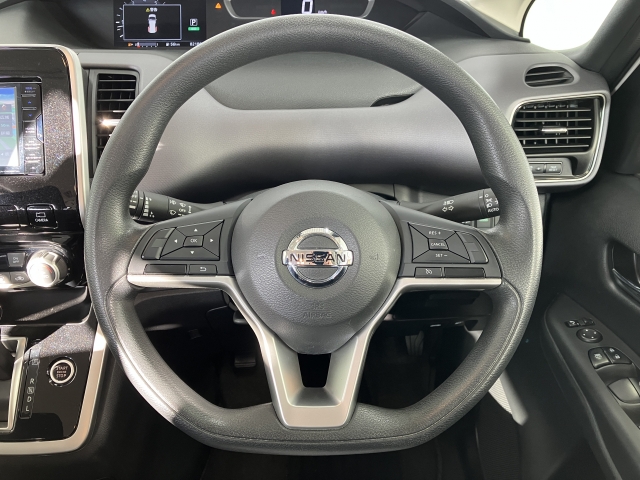 �g�p���̏o�₷���X�e�A�����O���A�e�J���⏝���Ȃ������Y��ł��B��ɓ���ގ����ŁA���m�ȃn���h�����O���T�|�[�g�B���ʂ̃��[�^�[�p�l�������F���������A�^�]�ɏW���ł���R�b�N�s�b�g���ł��B