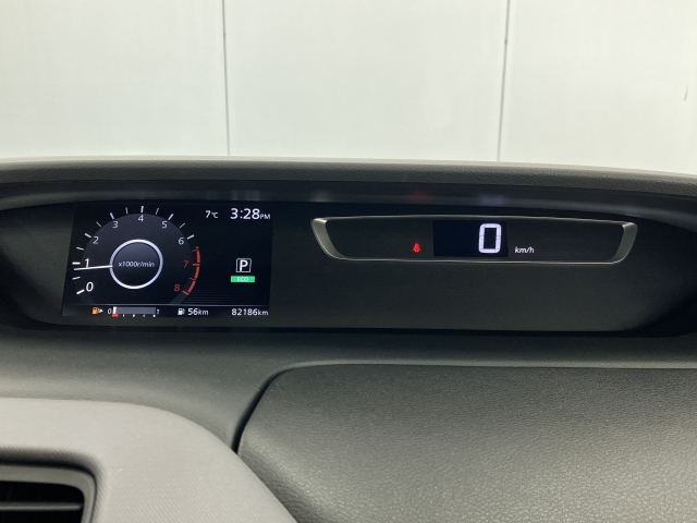 ���݂̑��s�����͖�8.2��km�B�����ړ���}����݌v�̃f�W�^���X�s�[�h���[�^�[�́A�p�b�ƌ��đ��x���m�F�ł��邽�߈��S�^�]�Ɋ�^���܂��B�`�F�b�N�����v�̓_�����Ȃ���ԗǍD�ł��B