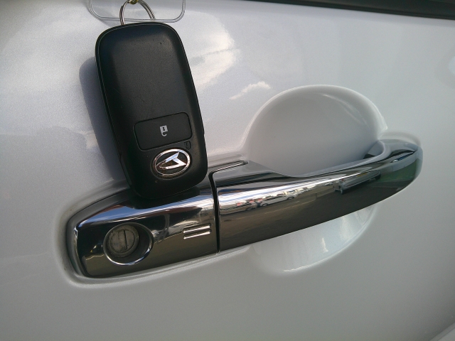 �X�}�[�g�L�[�ŁA�h�A���y�X�J��