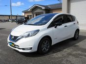 日産 ノート　４ＷＤ ｅ－ＰＯＷＥＲメダリスト４　ブラックアロ